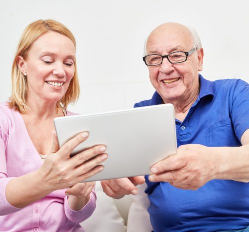 Senior hat Spaß am Laptop Computer und einem Video Chat im Cyberspace